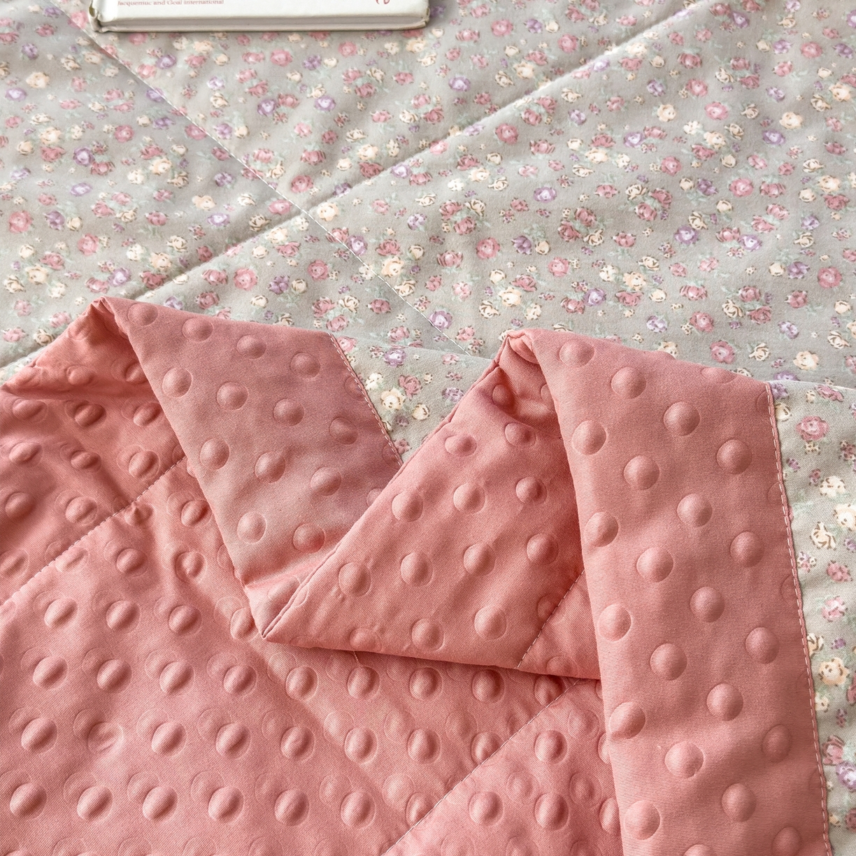 91家纺网 家纺一手货源 找家纺 瑞禾家纺 2026新款印花夏凉豆豆夏被手工包边被子被芯儿童 半糖主义