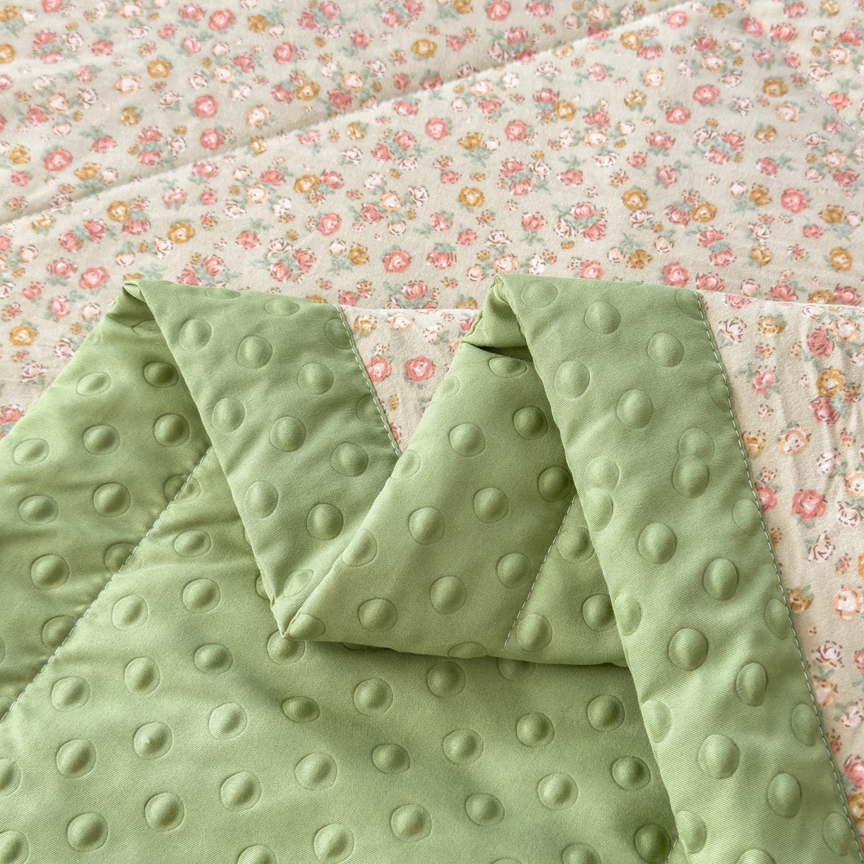 91家纺网 家纺一手货源 找家纺 瑞禾家纺 2026新款印花夏凉豆豆夏被手工包边被子被芯儿童 半糖主义-绿