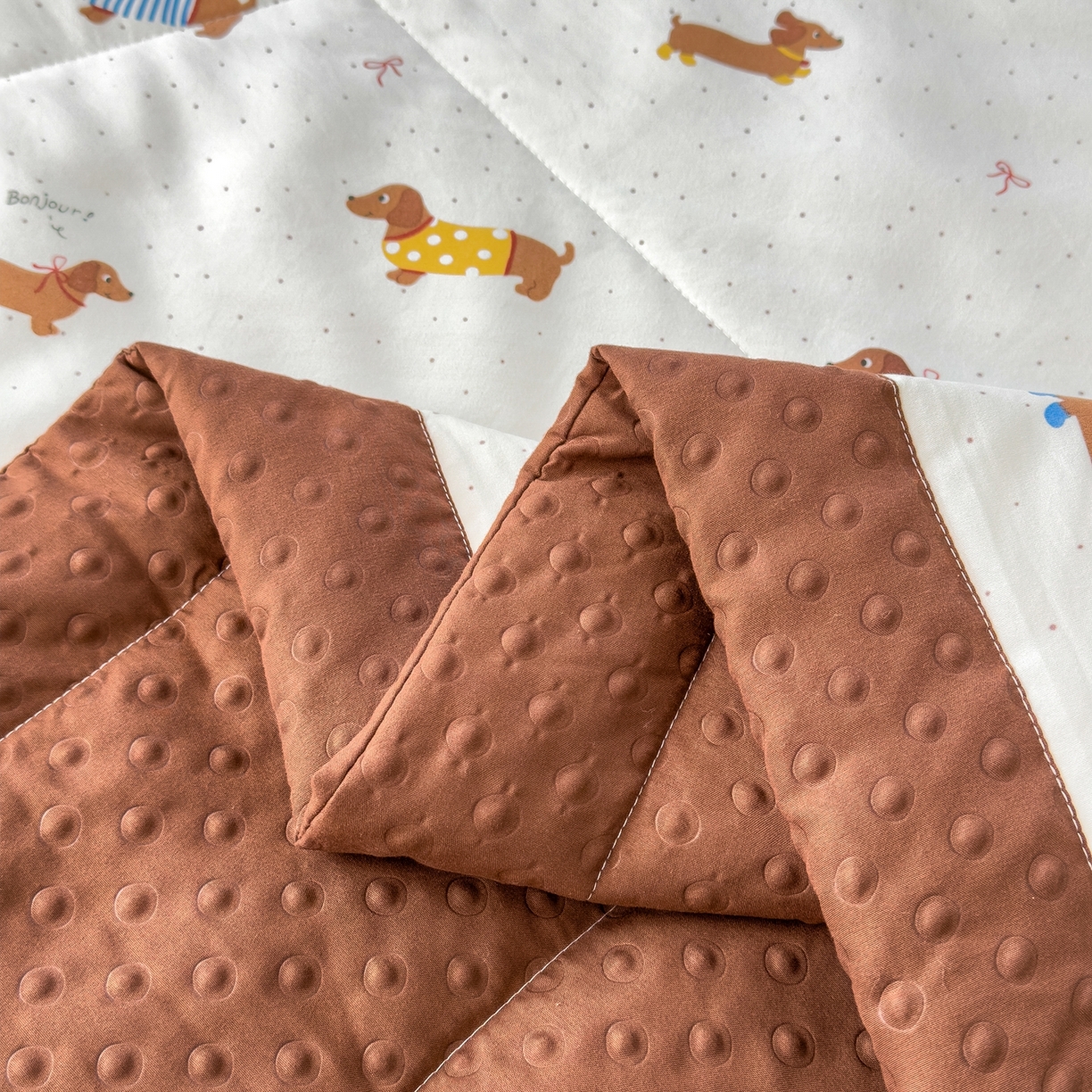 91家纺网 家纺一手货源 找家纺 瑞禾家纺 2026新款印花夏凉豆豆夏被手工包边被子被芯儿童 波点腊肠