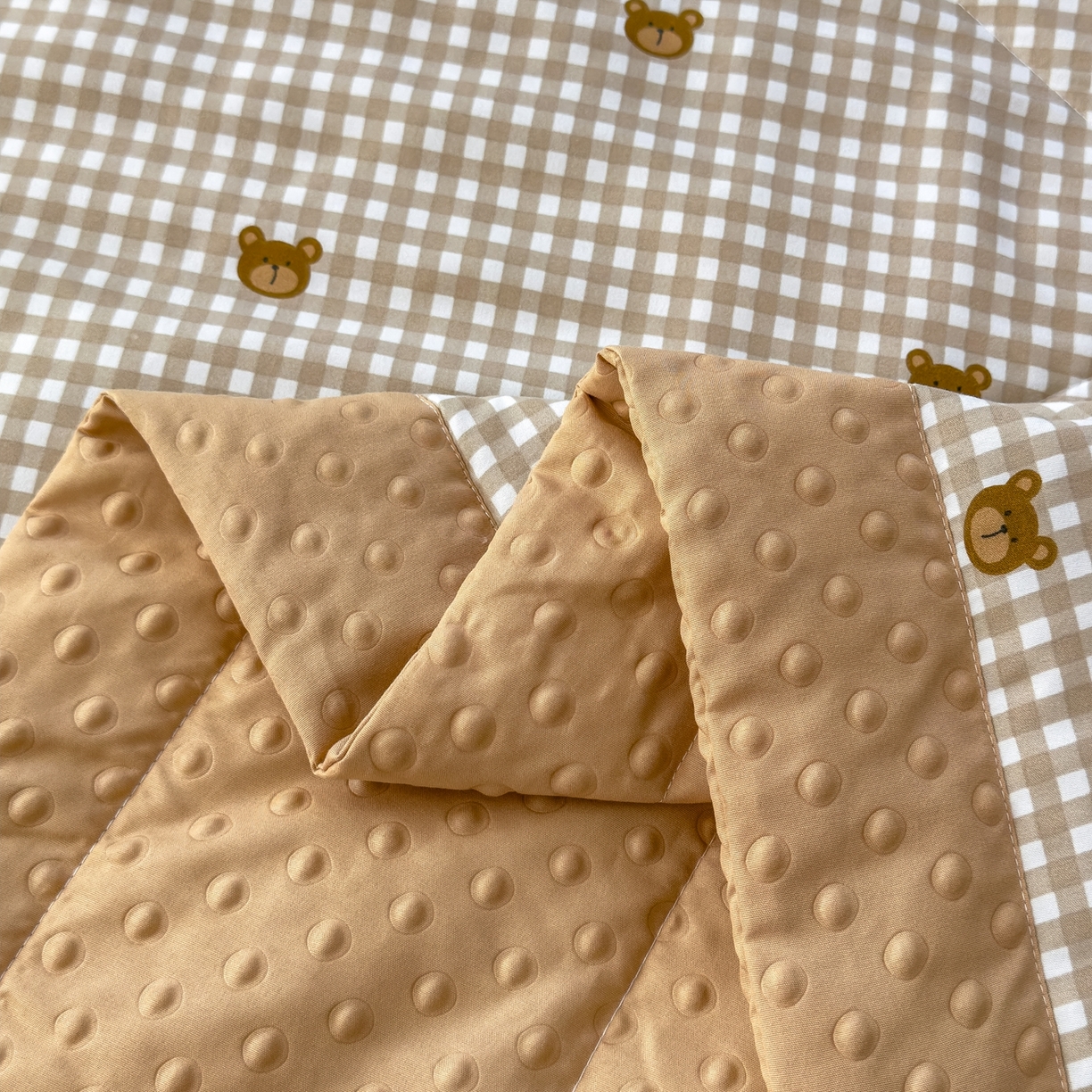 91家纺网 家纺一手货源 找家纺 瑞禾家纺 2026新款印花夏凉豆豆夏被手工包边被子被芯儿童 呆呆熊