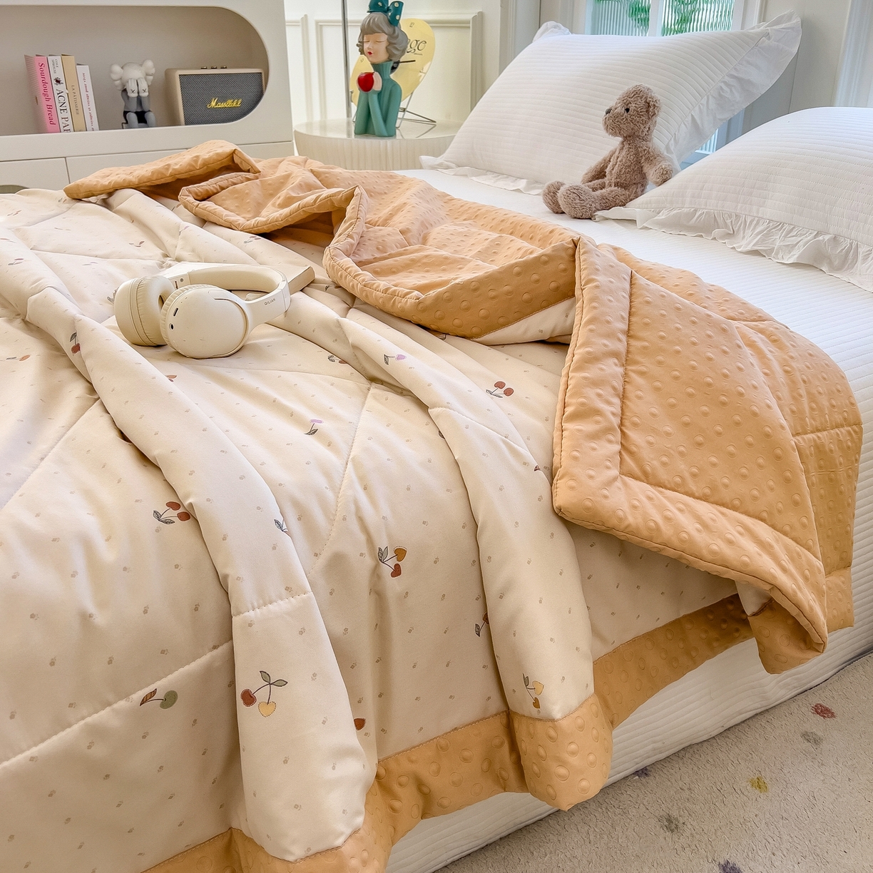 91家纺网 家纺一手货源 找家纺 瑞禾家纺 2026新款印花夏凉豆豆夏被手工包边被子被芯儿童 奶杏樱桃