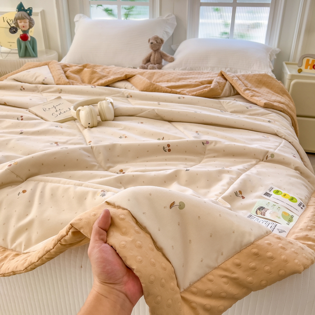 91家纺网 家纺一手货源 找家纺 瑞禾家纺 2026新款印花夏凉豆豆夏被手工包边被子被芯儿童 奶杏樱桃