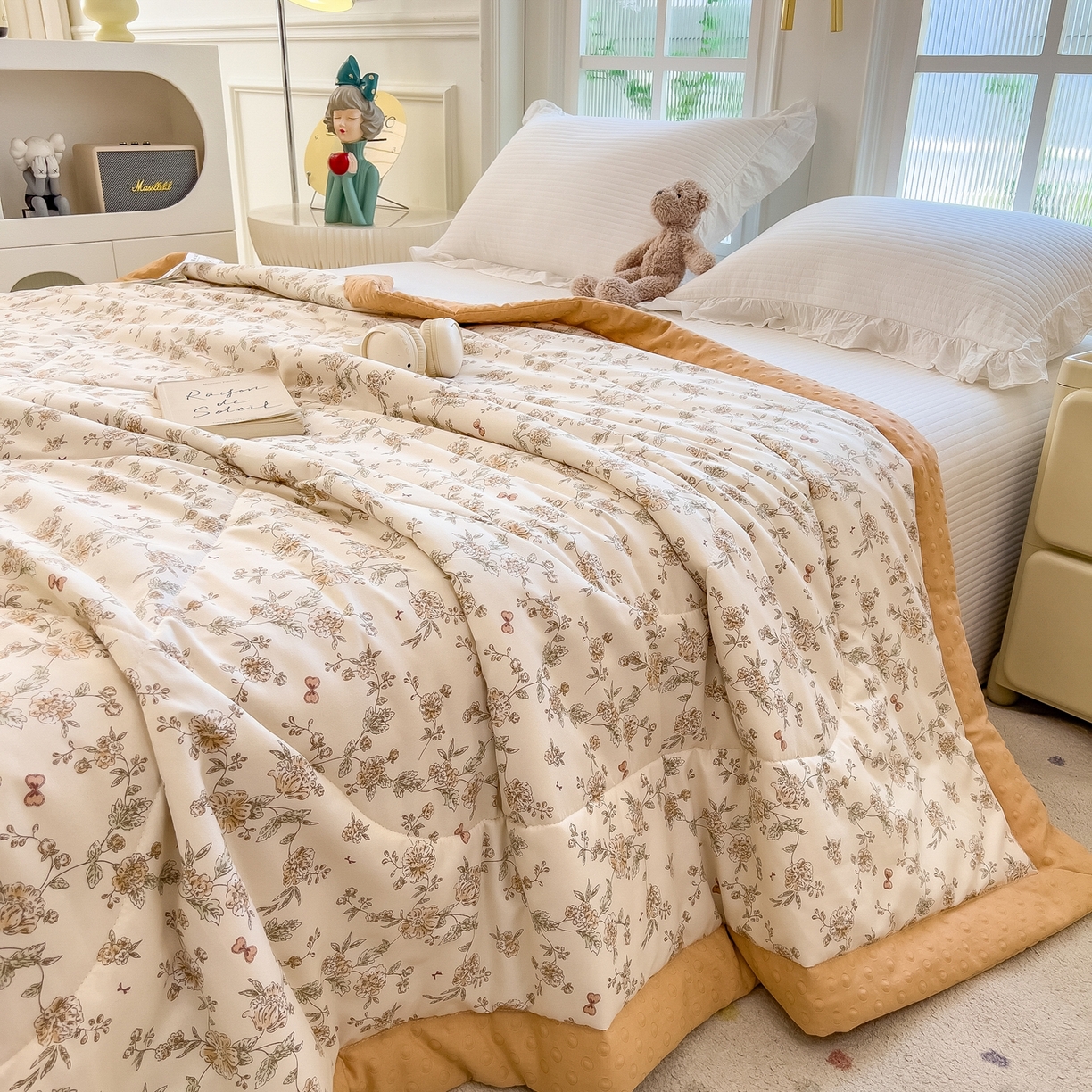 91家纺网 家纺一手货源 找家纺 瑞禾家纺 2026新款印花夏凉豆豆夏被手工包边被子被芯儿童 塞纳花影