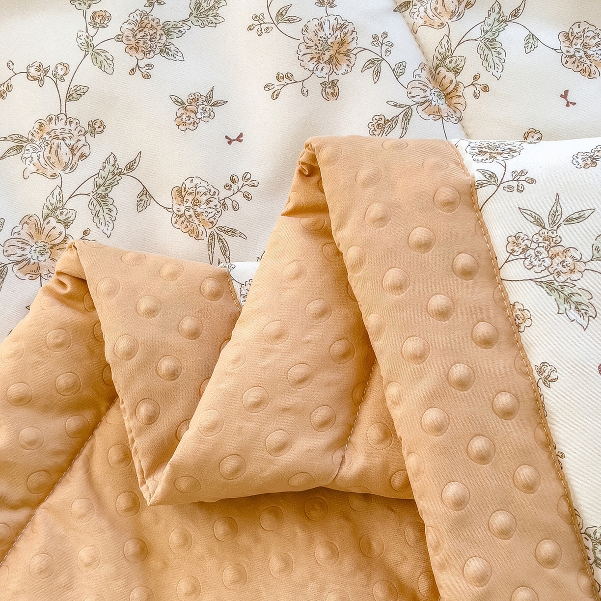 91家纺网 家纺一手货源 找家纺 瑞禾家纺 2026新款印花夏凉豆豆夏被手工包边被子被芯儿童 塞纳花影