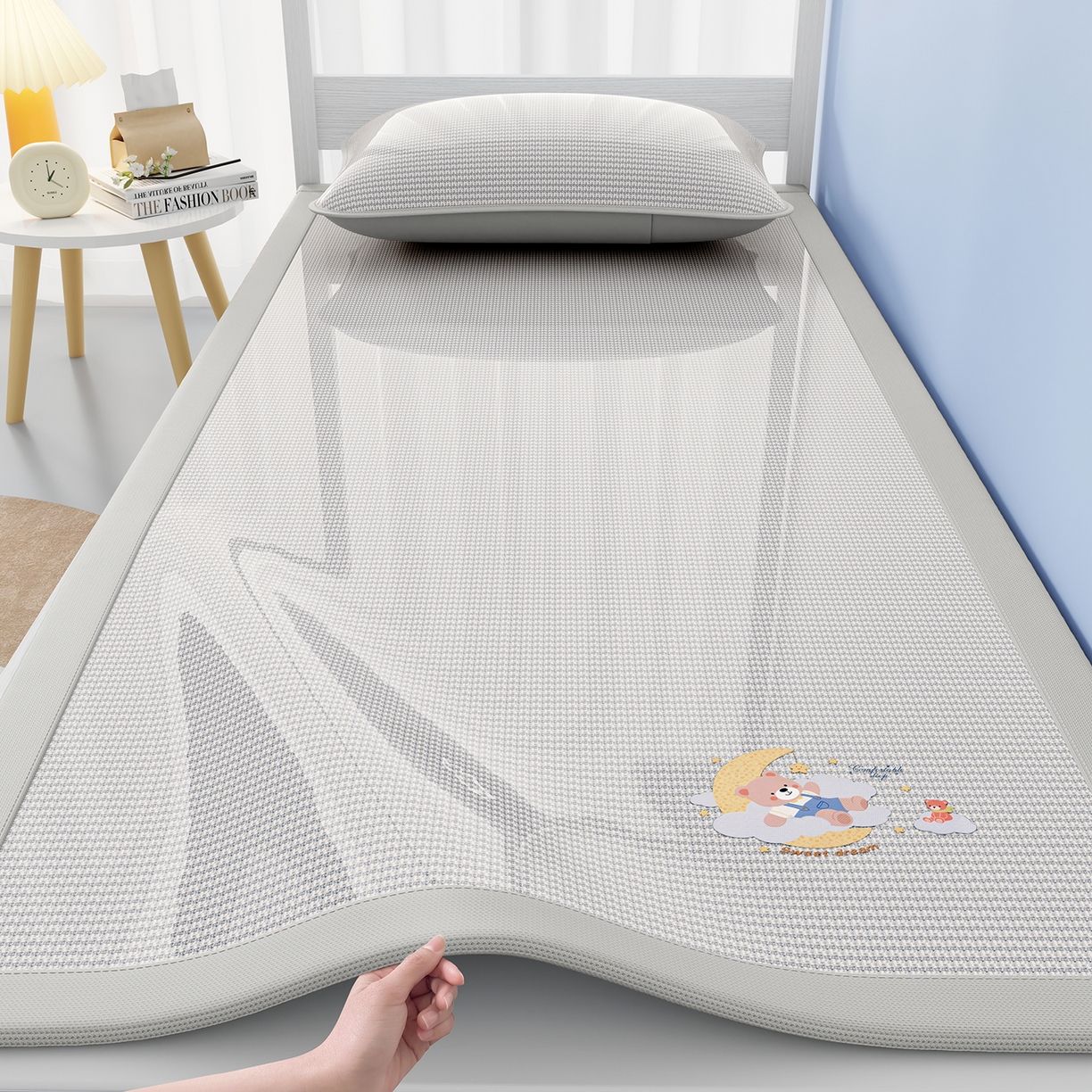 91家纺网 家纺一手货源 找家纺 奇丝雅 2026新款夏季A类碳光凉席三明治透气网冰丝凉席家用双人冰丝席床单可机洗单人学生宿舍上下铺夏天空调软席三件套 冰爽-灰