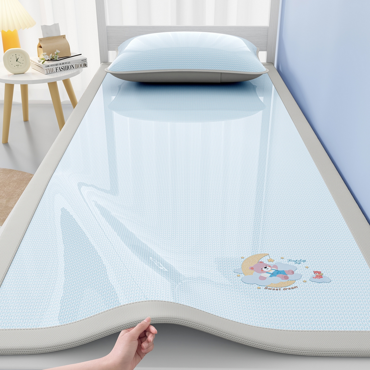 91家纺网 家纺一手货源 找家纺 奇丝雅 2026新款夏季A类碳光凉席三明治透气网冰丝凉席家用双人冰丝席床单可机洗单人学生宿舍上下铺夏天空调软席三件套 冰爽-蓝