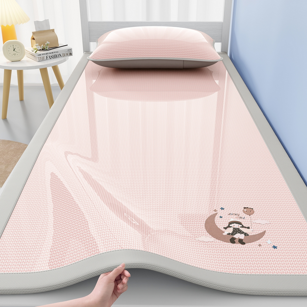 91家纺网 家纺一手货源 找家纺 奇丝雅 2026新款夏季A类碳光凉席三明治透气网冰丝凉席家用双人冰丝席床单可机洗单人学生宿舍上下铺夏天空调软席三件套 冰爽-粉