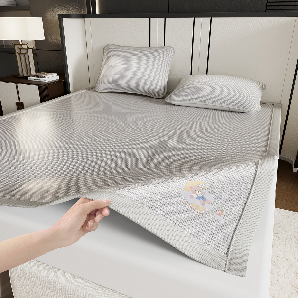 91家纺网 家纺一手货源 找家纺 奇丝雅 2026新款夏季A类碳光凉席三明治透气网冰丝凉席家用双人冰丝席床单可机洗单人学生宿舍上下铺夏天空调软席三件套 冰爽-灰