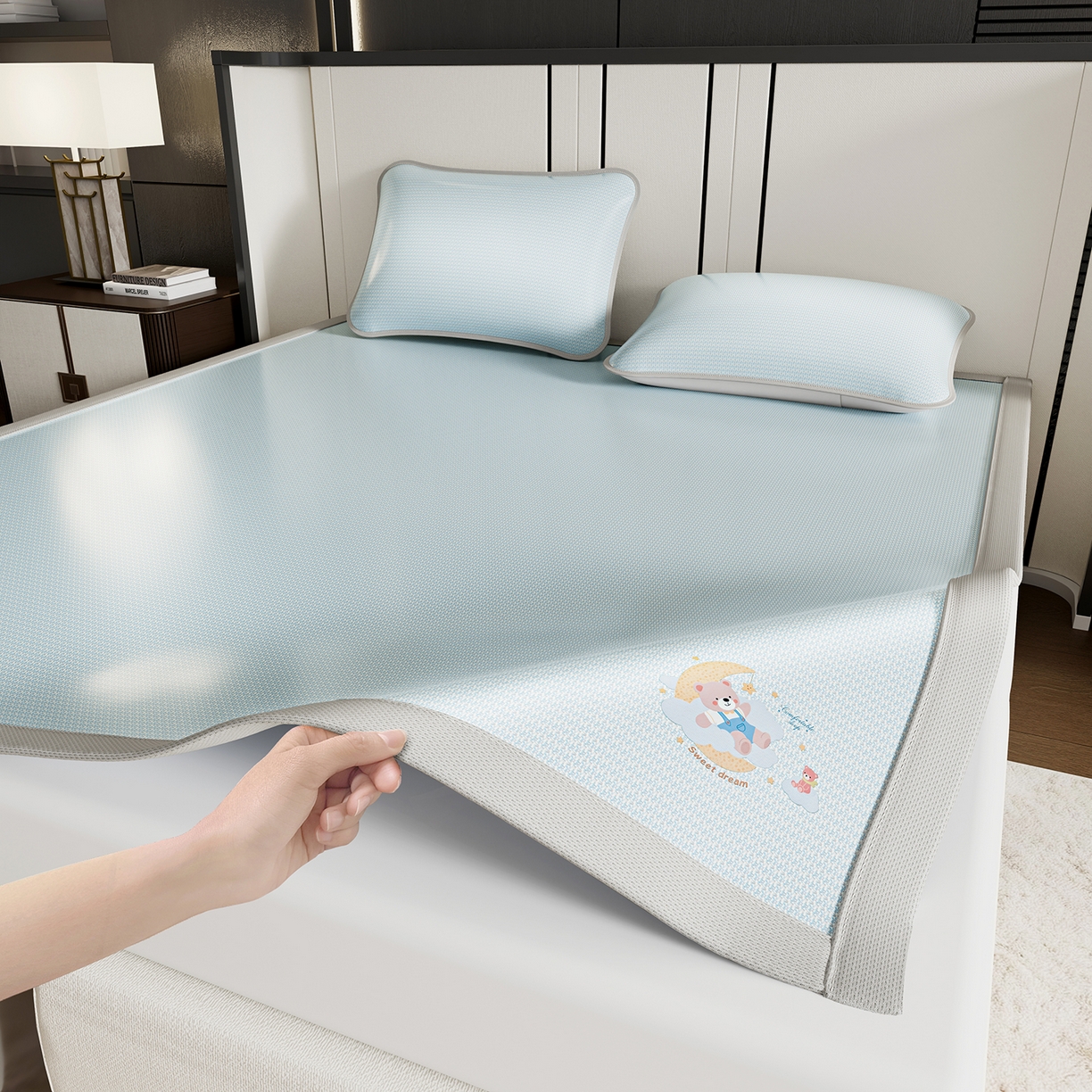 91家纺网 家纺一手货源 找家纺 奇丝雅 2026新款夏季A类碳光凉席三明治透气网冰丝凉席家用双人冰丝席床单可机洗单人学生宿舍上下铺夏天空调软席三件套 冰爽-蓝