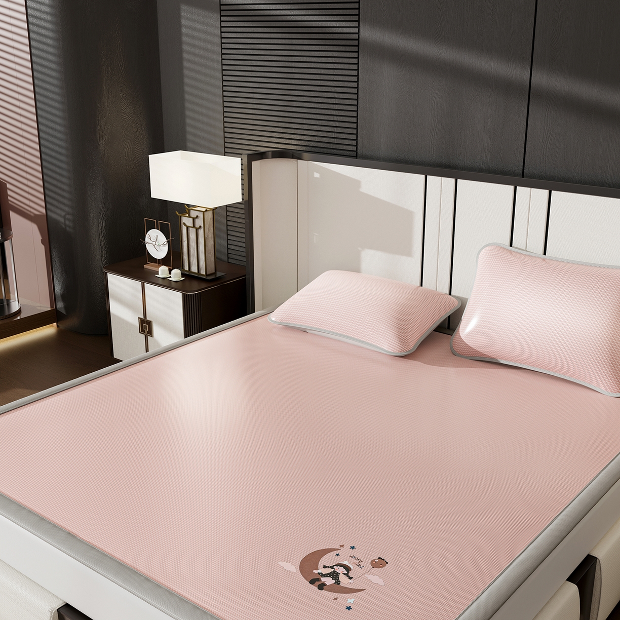 91家纺网 家纺一手货源 找家纺 奇丝雅 2026新款夏季A类碳光凉席三明治透气网冰丝凉席家用双人冰丝席床单可机洗单人学生宿舍上下铺夏天空调软席三件套 冰爽-粉