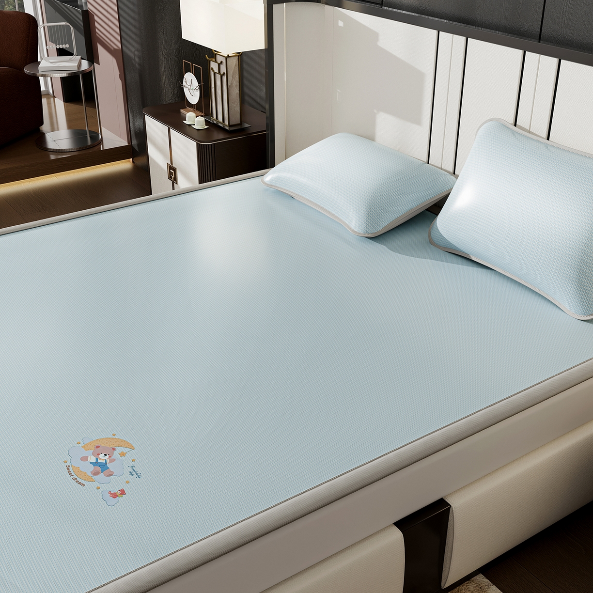 91家纺网 家纺一手货源 找家纺 奇丝雅 2026新款夏季A类碳光凉席三明治透气网冰丝凉席家用双人冰丝席床单可机洗单人学生宿舍上下铺夏天空调软席三件套 冰爽-蓝