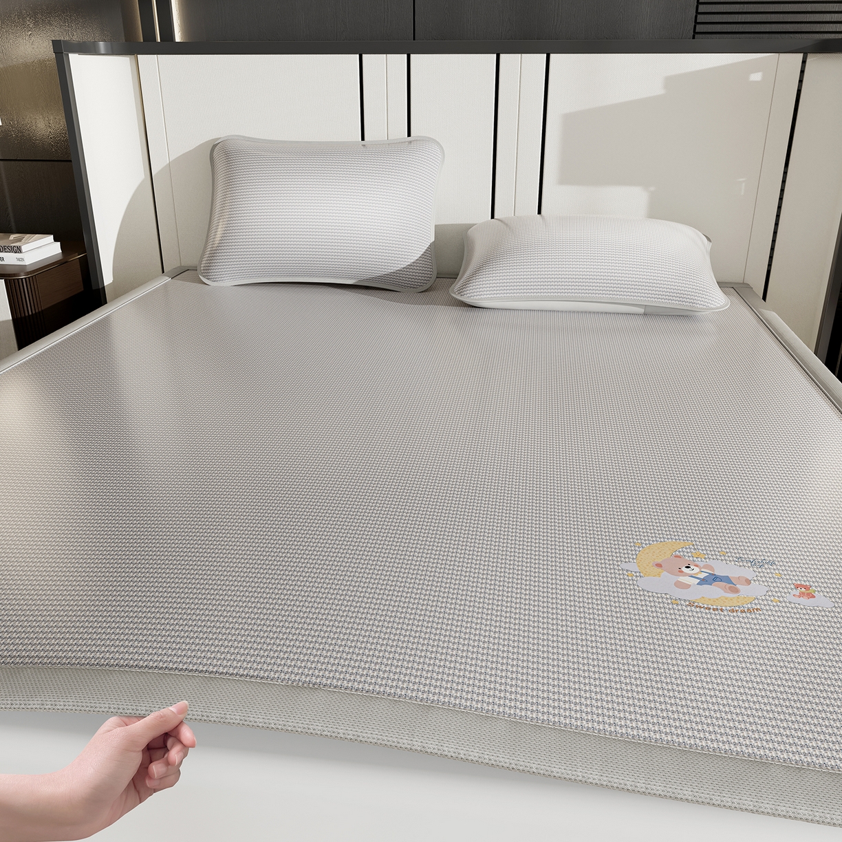 91家纺网 家纺一手货源 找家纺 奇丝雅 2026新款夏季A类碳光凉席三明治透气网冰丝凉席家用双人冰丝席床单可机洗单人学生宿舍上下铺夏天空调软席三件套 冰爽-灰