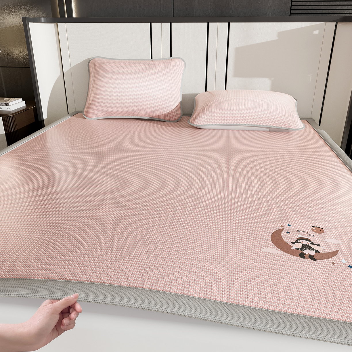 91家纺网 家纺一手货源 找家纺 奇丝雅 2026新款夏季A类碳光凉席三明治透气网冰丝凉席家用双人冰丝席床单可机洗单人学生宿舍上下铺夏天空调软席三件套 冰爽-粉