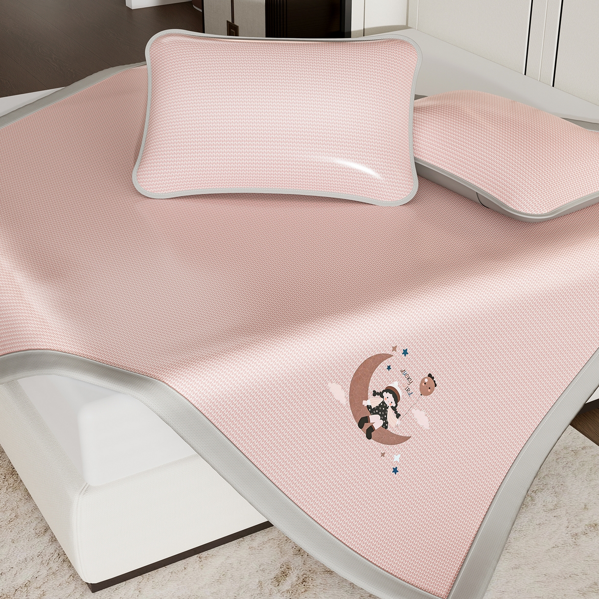 91家纺网 家纺一手货源 找家纺 奇丝雅 2026新款夏季A类碳光凉席三明治透气网冰丝凉席家用双人冰丝席床单可机洗单人学生宿舍上下铺夏天空调软席三件套 冰爽-粉