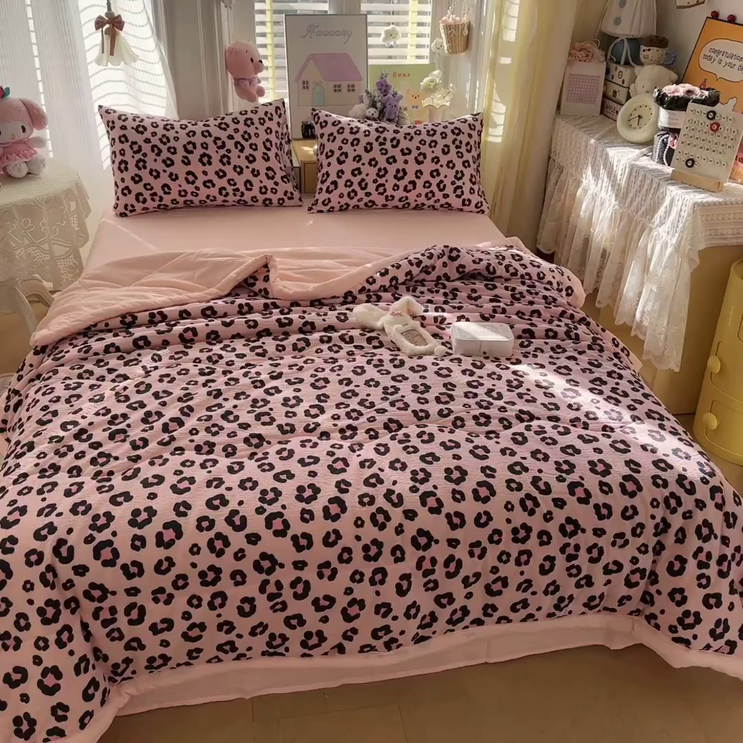 91家纺网 家纺一手货源 找家纺 瑞禾家纺 2026新款皱皱棉双层纱夏被四件套下载文件包含买家秀 云影星斑-粉