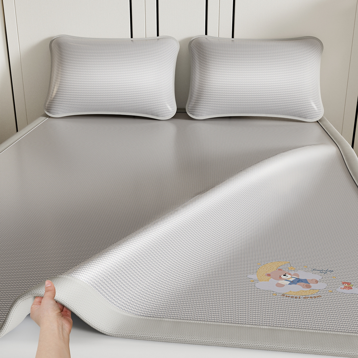 91家纺网 家纺一手货源 找家纺 家品罗兰 2026新款夏季A类碳光凉席三明治透气网冰丝凉席家用双人冰丝席床单可机洗单人学生宿舍上下铺夏天空调软席三件套 冰爽-灰