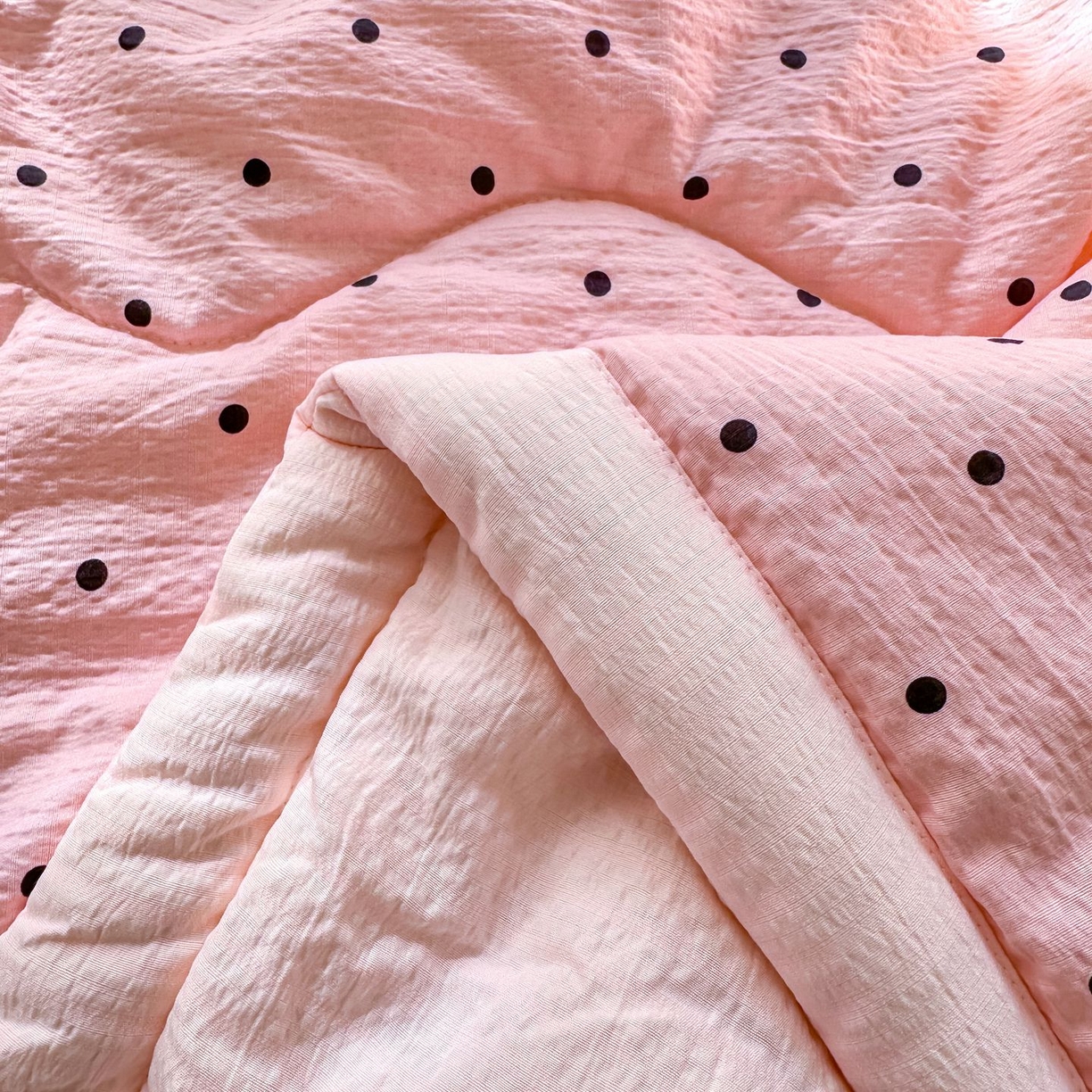 91家纺网 家纺一手货源 找家纺 瑞禾家纺 2026新款皱皱棉双层纱夏被四件套下载文件包含买家秀 波点生活-粉