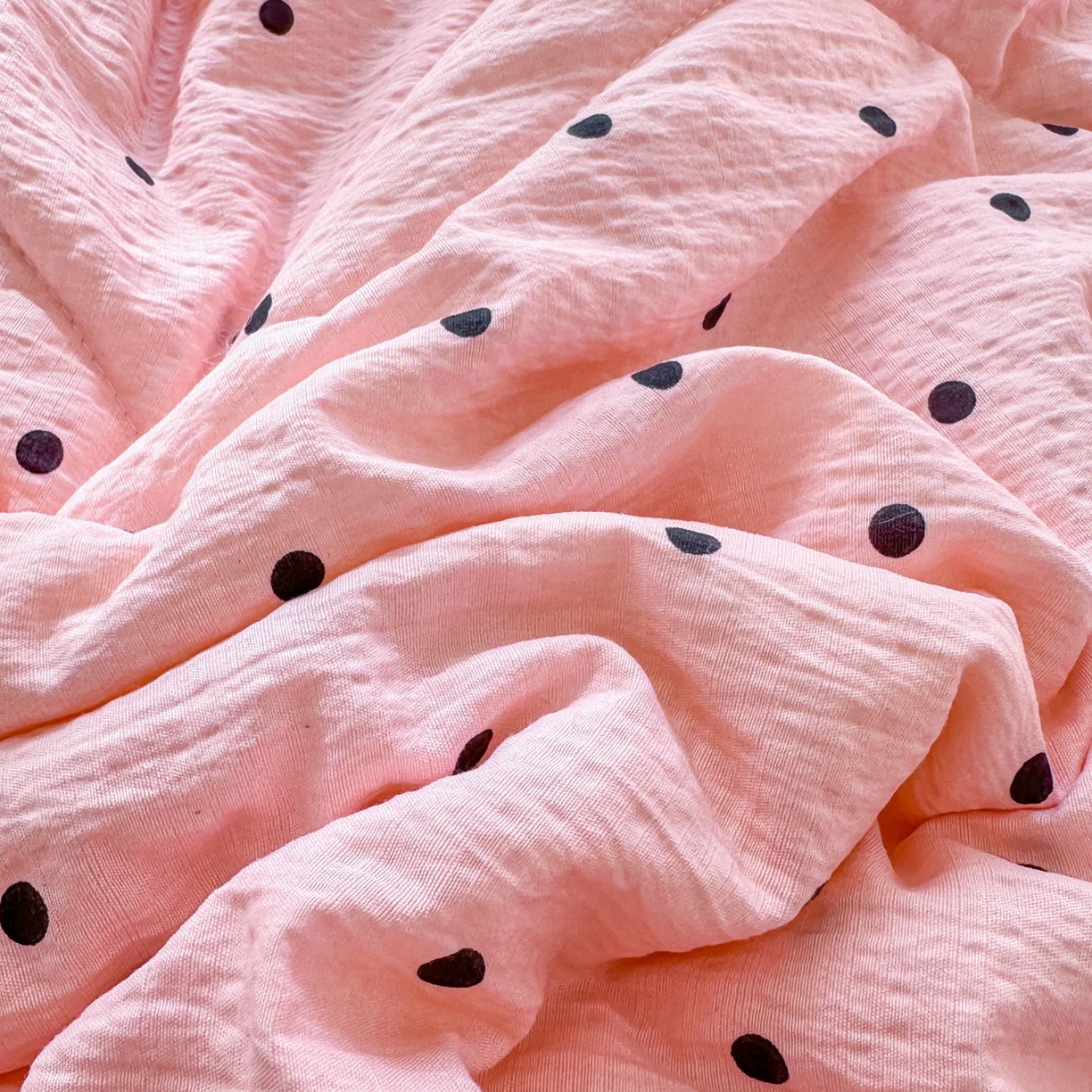 91家纺网 家纺一手货源 找家纺 瑞禾家纺 2026新款皱皱棉双层纱夏被四件套下载文件包含买家秀 波点生活-粉