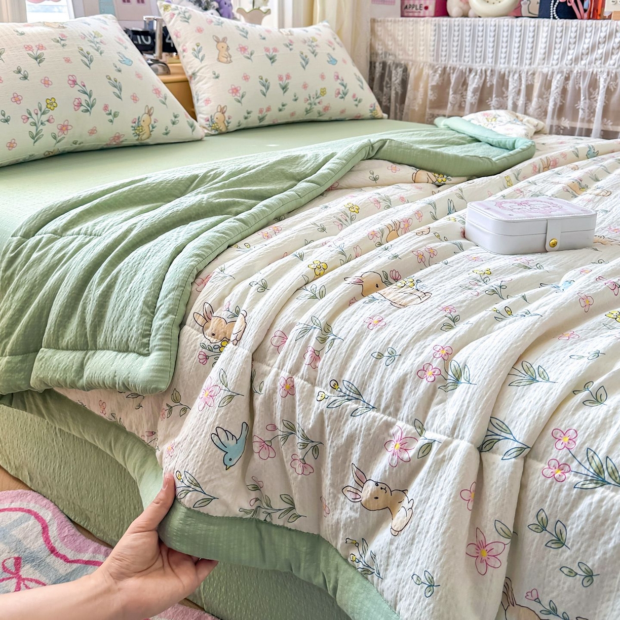 91家纺网 家纺一手货源 找家纺 瑞禾家纺 2026新款皱皱棉双层纱夏被四件套下载文件包含买家秀 花园小兔