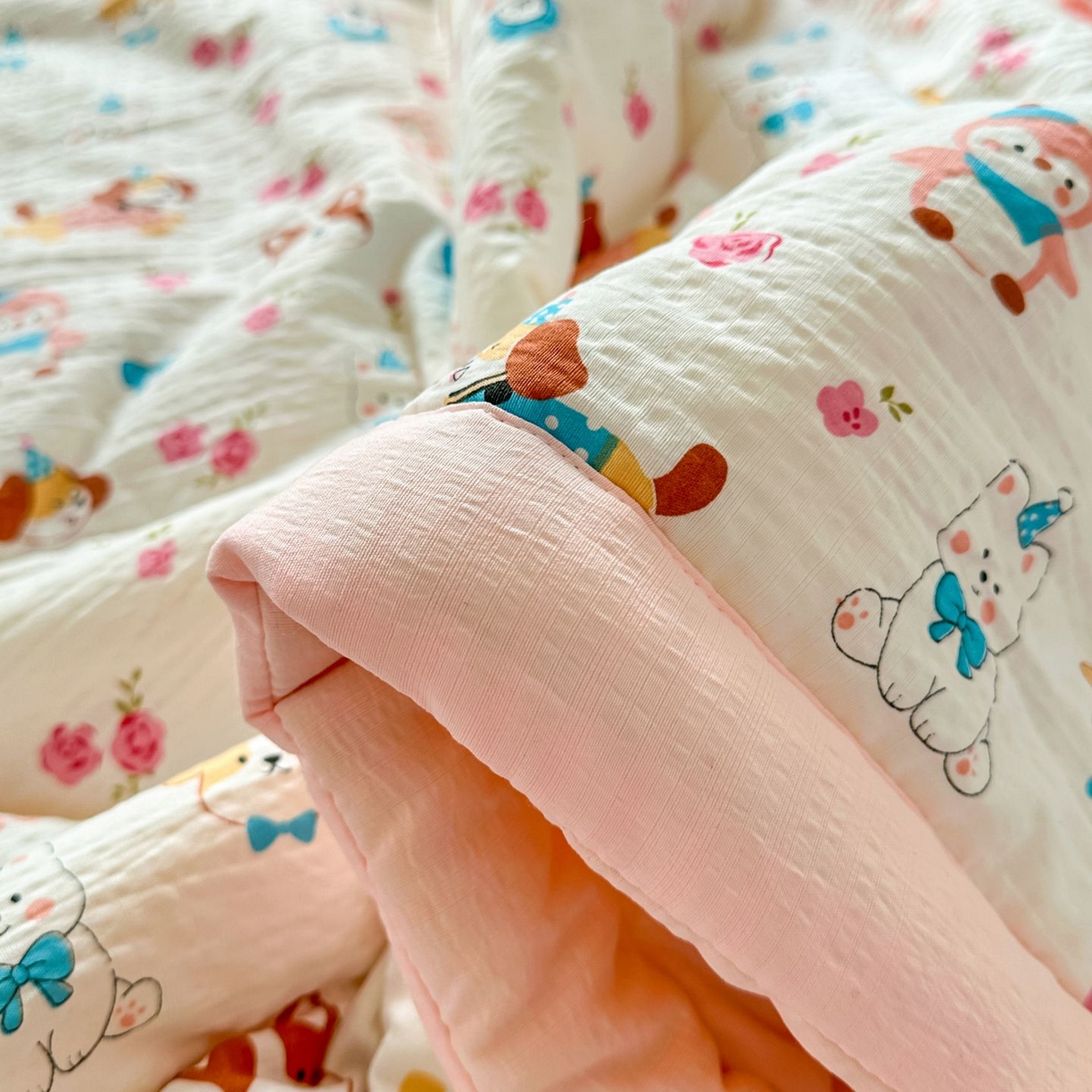 91家纺网 家纺一手货源 找家纺 瑞禾家纺 2026新款皱皱棉双层纱夏被四件套下载文件包含买家秀 萌趣花梦