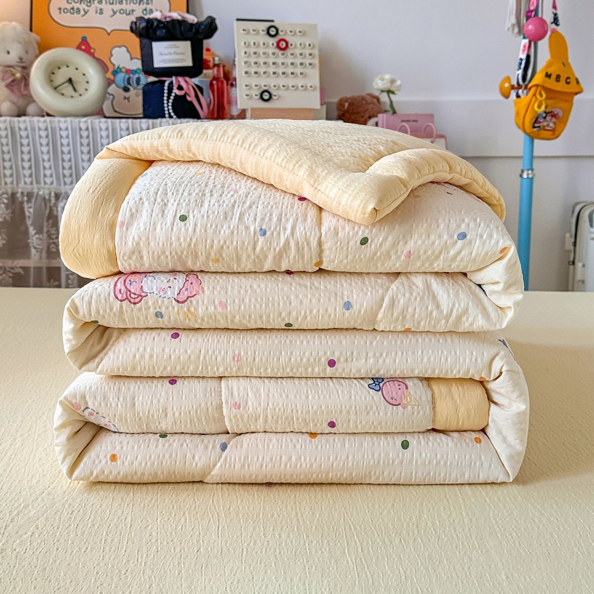 91家纺网 家纺一手货源 找家纺 瑞禾家纺 2026新款皱皱棉双层纱夏被四件套下载文件包含买家秀 奶油猫