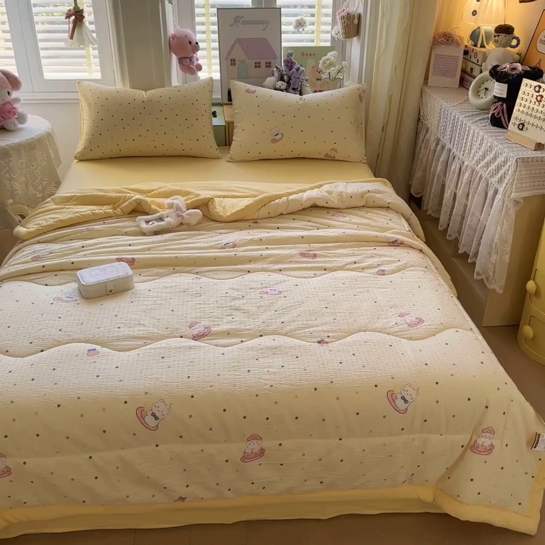 91家纺网 家纺一手货源 找家纺 瑞禾家纺 2026新款皱皱棉双层纱夏被四件套下载文件包含买家秀 奶油猫