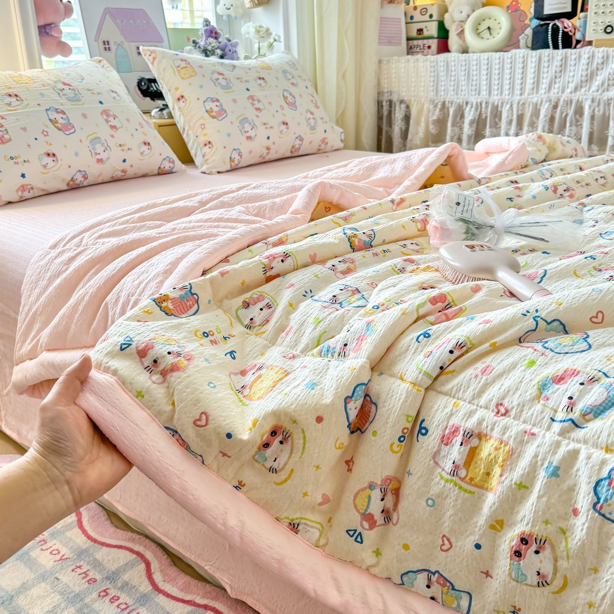 91家纺网 家纺一手货源 找家纺 瑞禾家纺 2026新款皱皱棉双层纱夏被四件套下载文件包含买家秀 泡芙猫咪