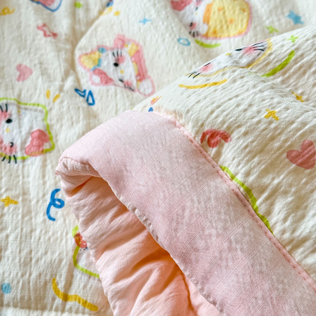 91家纺网 家纺一手货源 找家纺 瑞禾家纺 2026新款皱皱棉双层纱夏被四件套下载文件包含买家秀 泡芙猫咪