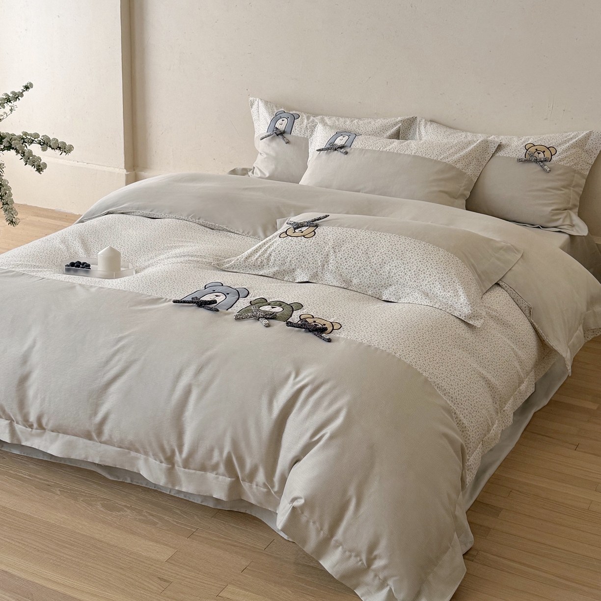 91家纺网 家纺一手货源 找家纺 （总）艾唯希家纺 2026新款全棉贴布绣工艺四件套纯棉可爱卡通-三只小熊系列