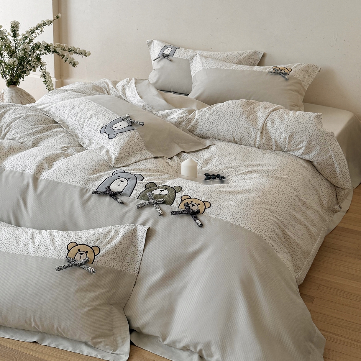 91家纺网 家纺一手货源 找家纺 （总）艾唯希家纺 2026新款全棉贴布绣工艺四件套纯棉可爱卡通-三只小熊系列