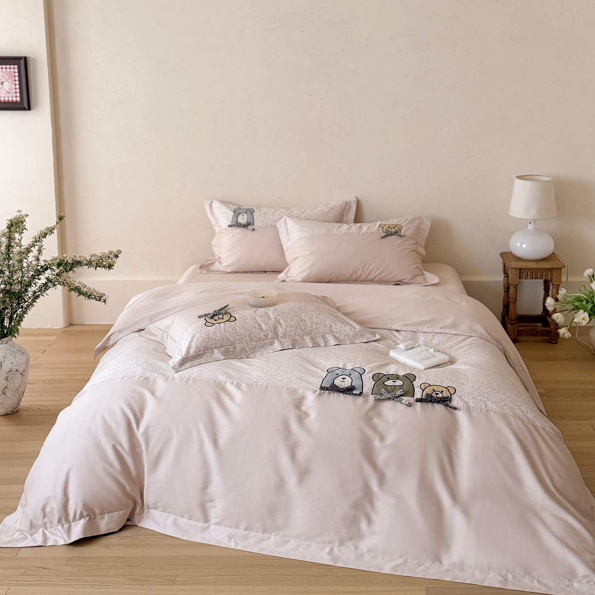 91家纺网 家纺一手货源 找家纺 艾唯希家纺 2026新款全棉贴布绣工艺四件套纯棉可爱卡通-三只小熊系列 三只小熊-粉