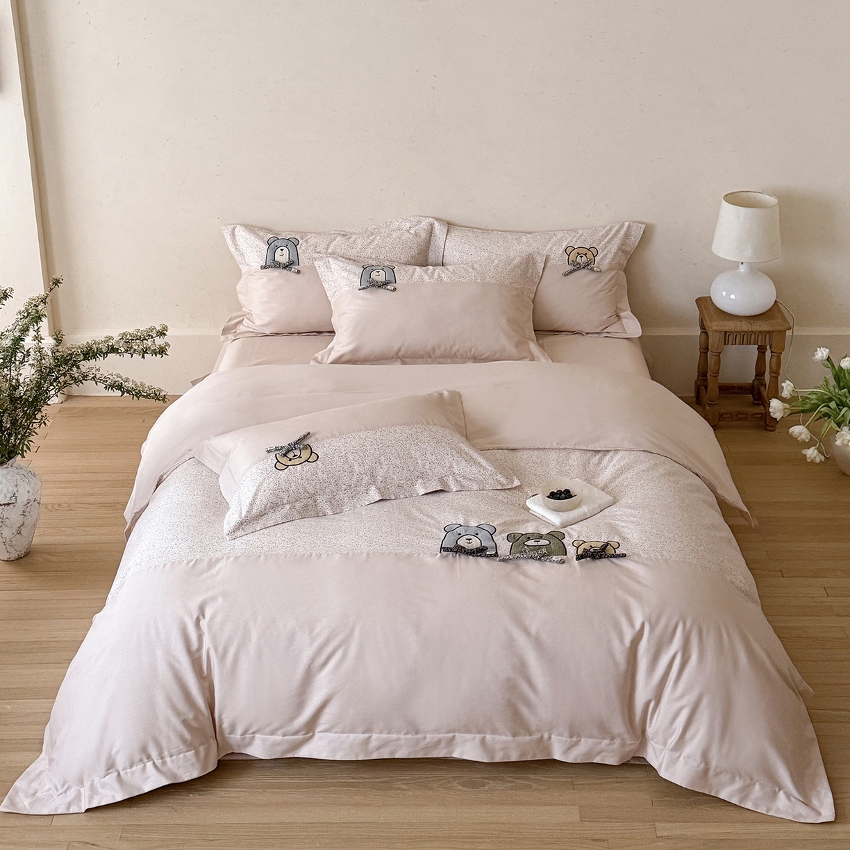 91家纺网 家纺一手货源 找家纺 艾唯希家纺 2026新款全棉贴布绣工艺四件套纯棉可爱卡通-三只小熊系列 三只小熊-粉