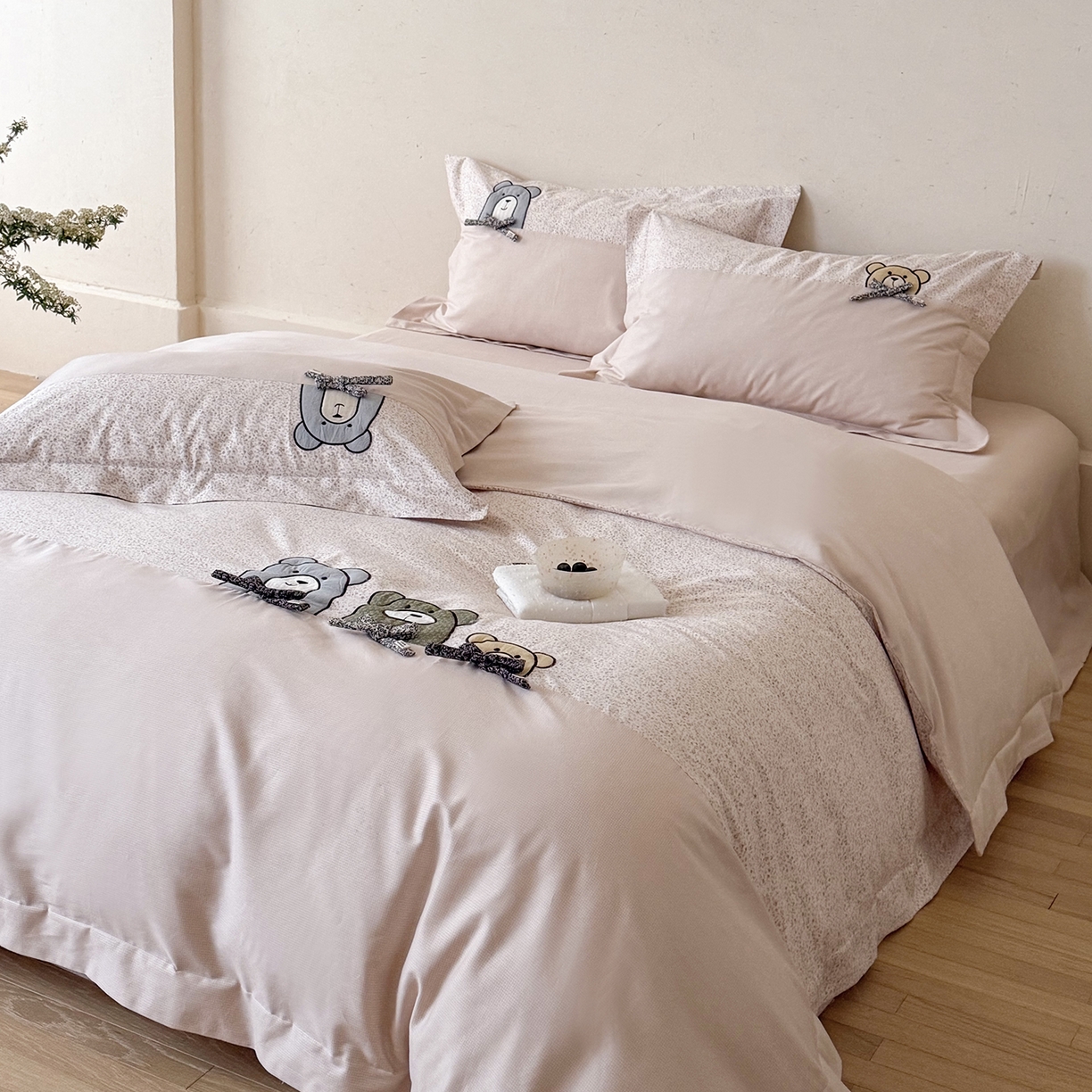 91家纺网 家纺一手货源 找家纺 艾唯希家纺 2026新款全棉贴布绣工艺四件套纯棉可爱卡通-三只小熊系列 三只小熊-粉