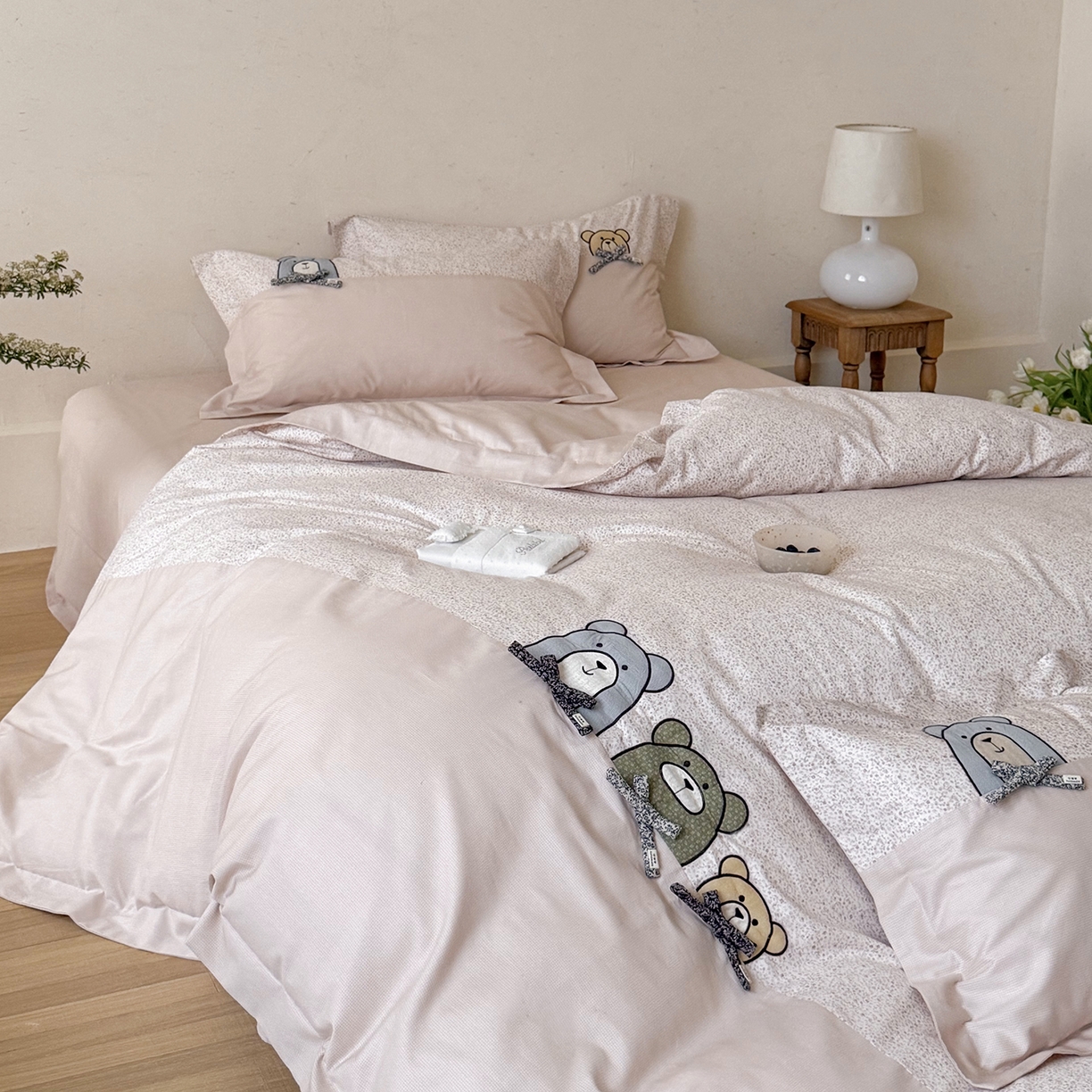 91家纺网 家纺一手货源 找家纺 艾唯希家纺 2026新款全棉贴布绣工艺四件套纯棉可爱卡通-三只小熊系列 三只小熊-粉