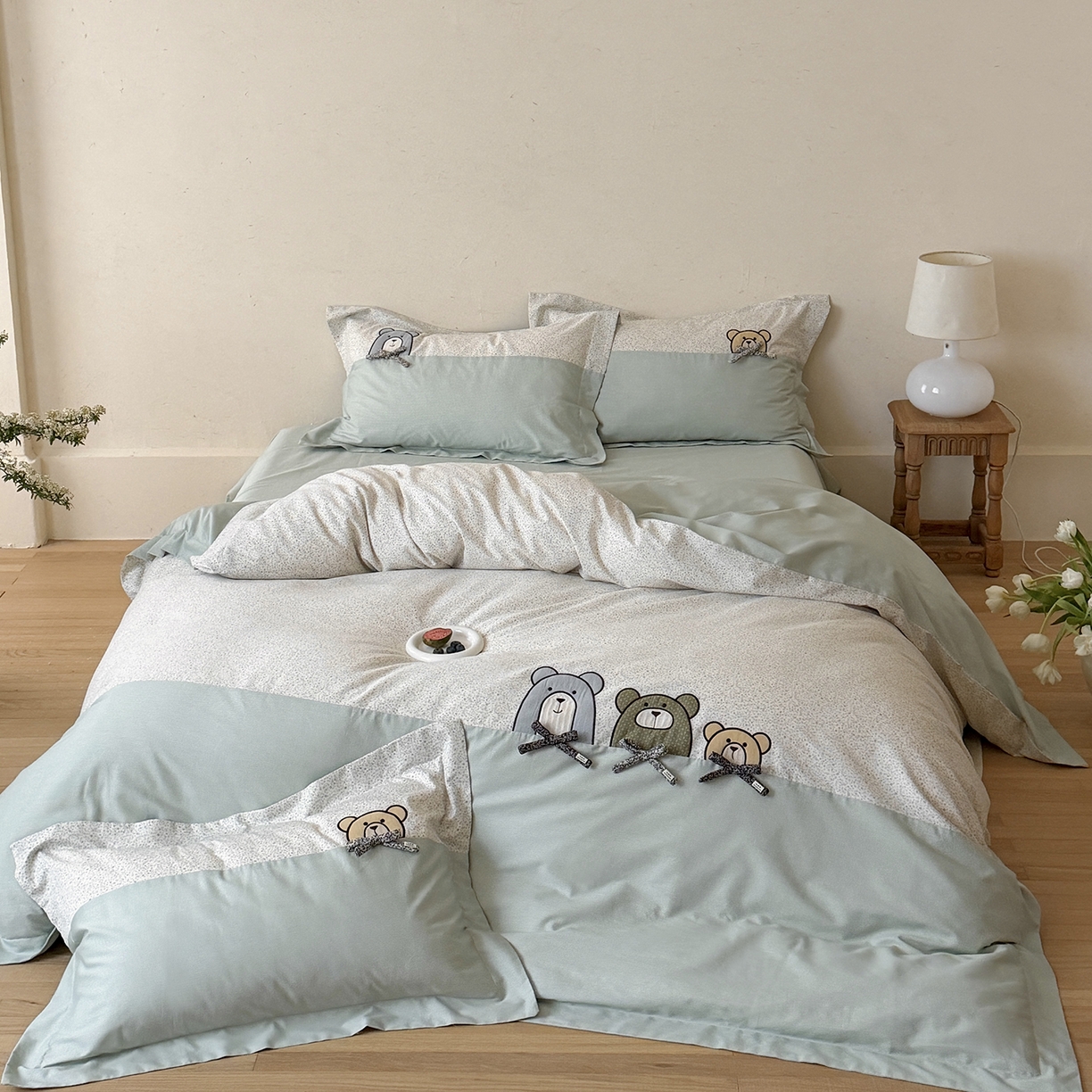 91家纺网 家纺一手货源 找家纺 艾唯希家纺 2026新款全棉贴布绣工艺四件套纯棉可爱卡通-三只小熊系列 三只小熊-绿