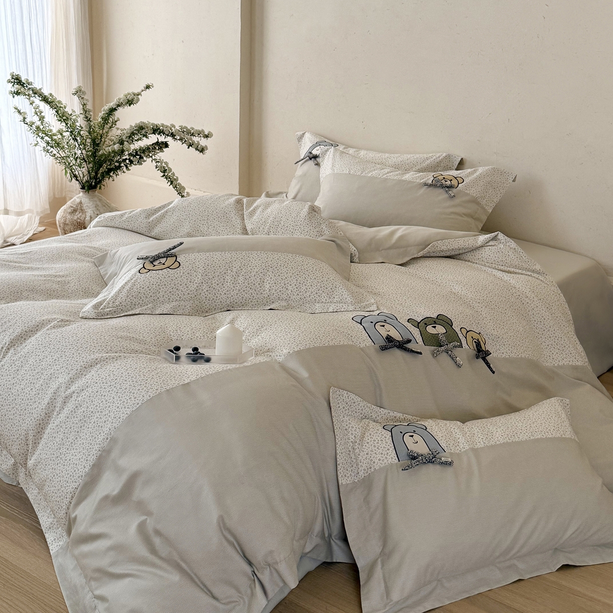 91家纺网 家纺一手货源 找家纺 艾唯希家纺 2026新款全棉贴布绣工艺四件套纯棉可爱卡通-三只小熊系列 三只小熊-奶茶