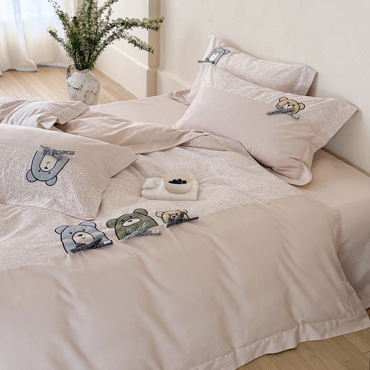 91家纺网 家纺一手货源 找家纺 艾唯希家纺 2026新款全棉贴布绣工艺四件套纯棉可爱卡通-三只小熊系列 三只小熊-粉