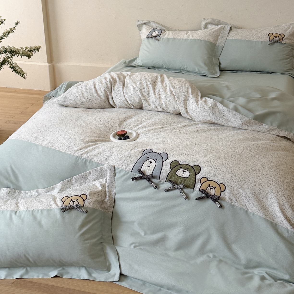 91家纺网 家纺一手货源 找家纺 艾唯希家纺 2026新款全棉贴布绣工艺四件套纯棉可爱卡通-三只小熊系列 三只小熊-绿