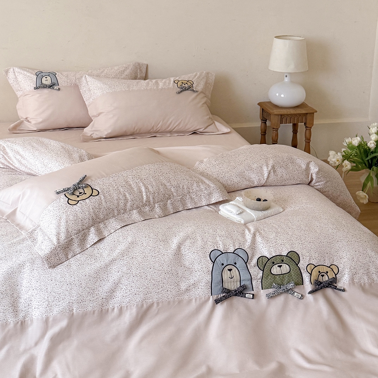 91家纺网 家纺一手货源 找家纺 艾唯希家纺 2026新款全棉贴布绣工艺四件套纯棉可爱卡通-三只小熊系列 三只小熊-粉