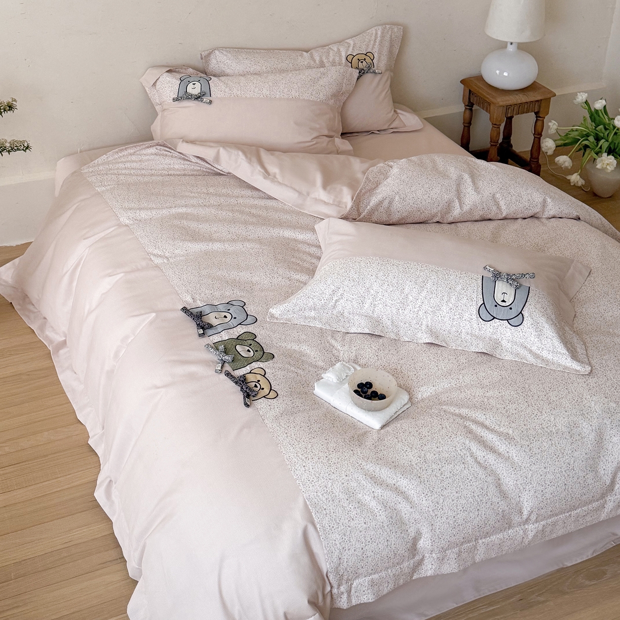 91家纺网 家纺一手货源 找家纺 艾唯希家纺 2026新款全棉贴布绣工艺四件套纯棉可爱卡通-三只小熊系列 三只小熊-粉