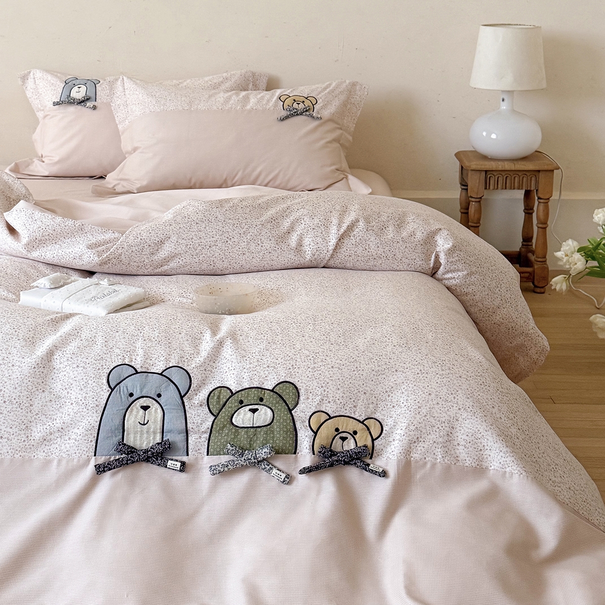 91家纺网 家纺一手货源 找家纺 艾唯希家纺 2026新款全棉贴布绣工艺四件套纯棉可爱卡通-三只小熊系列 三只小熊-粉