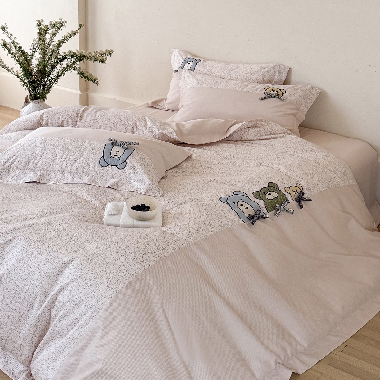 91家纺网 家纺一手货源 找家纺 艾唯希家纺 2026新款全棉贴布绣工艺四件套纯棉可爱卡通-三只小熊系列 三只小熊-粉