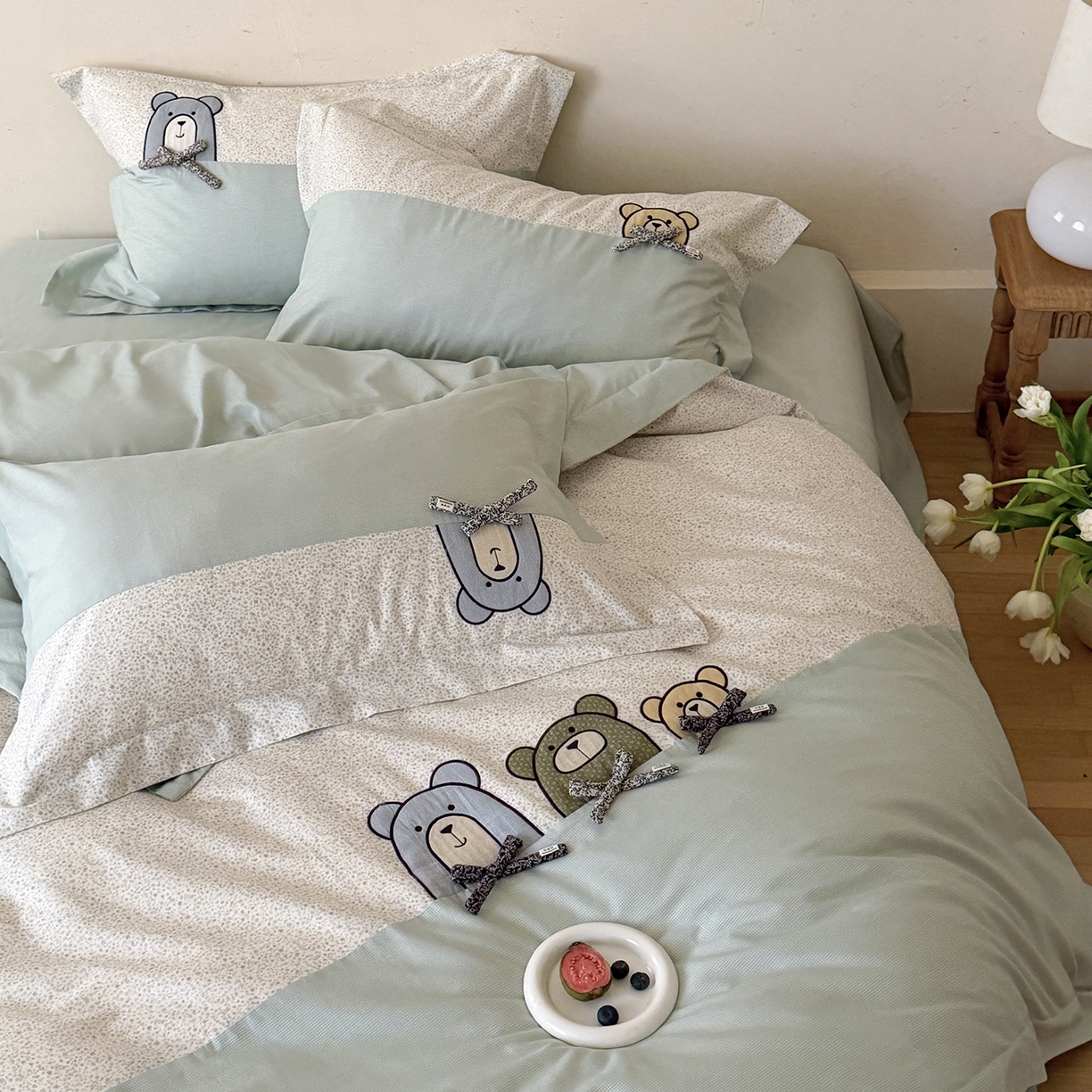 91家纺网 家纺一手货源 找家纺 艾唯希家纺 2026新款全棉贴布绣工艺四件套纯棉可爱卡通-三只小熊系列 三只小熊-绿