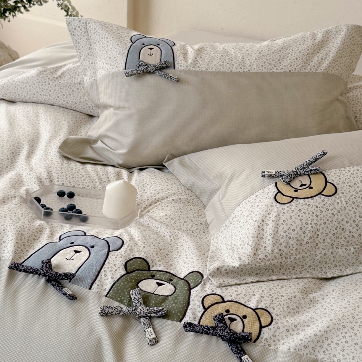 91家纺网 家纺一手货源 找家纺 艾唯希家纺 2026新款全棉贴布绣工艺四件套纯棉可爱卡通-三只小熊系列 三只小熊-奶茶