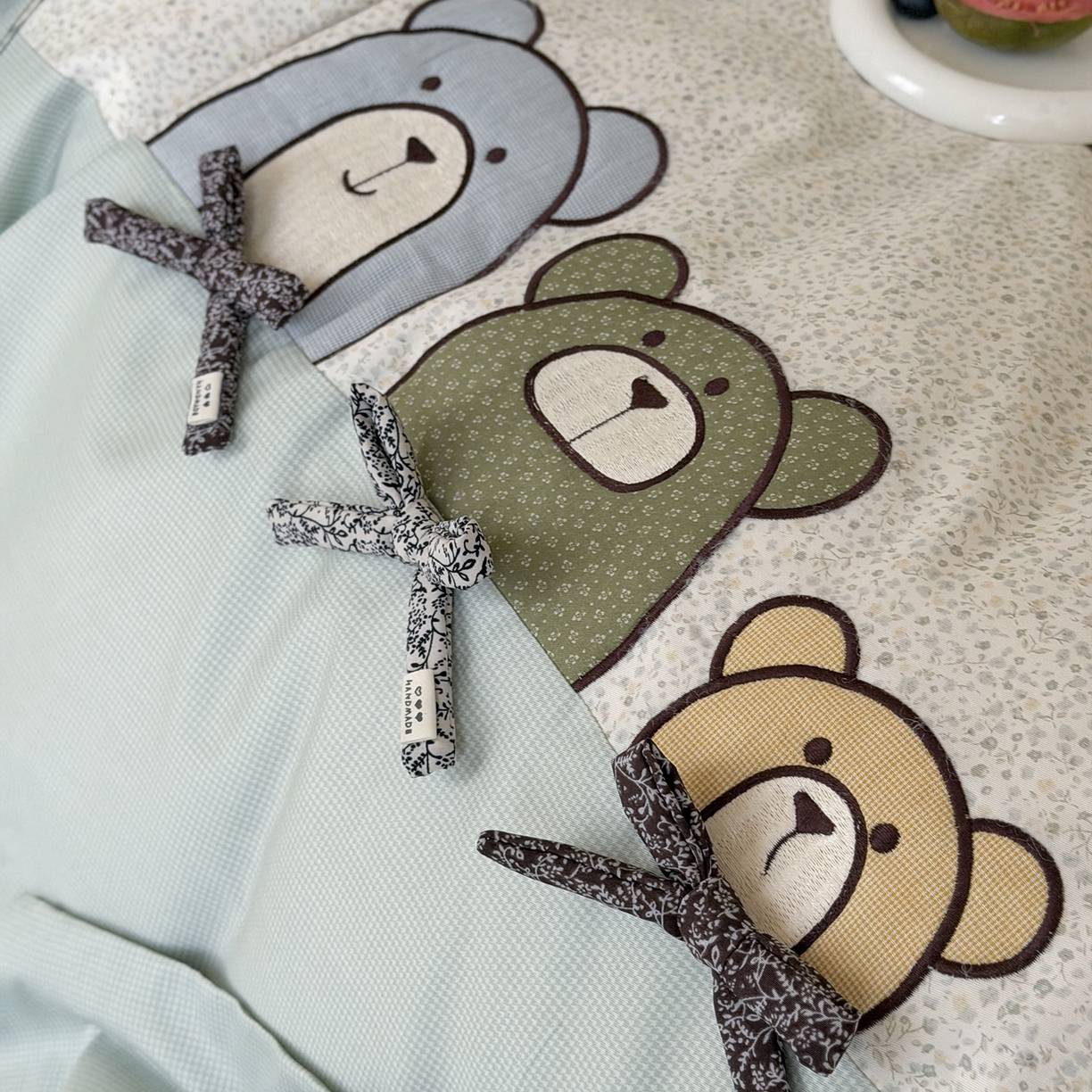 91家纺网 家纺一手货源 找家纺 艾唯希家纺 2026新款全棉贴布绣工艺四件套纯棉可爱卡通-三只小熊系列 三只小熊-绿