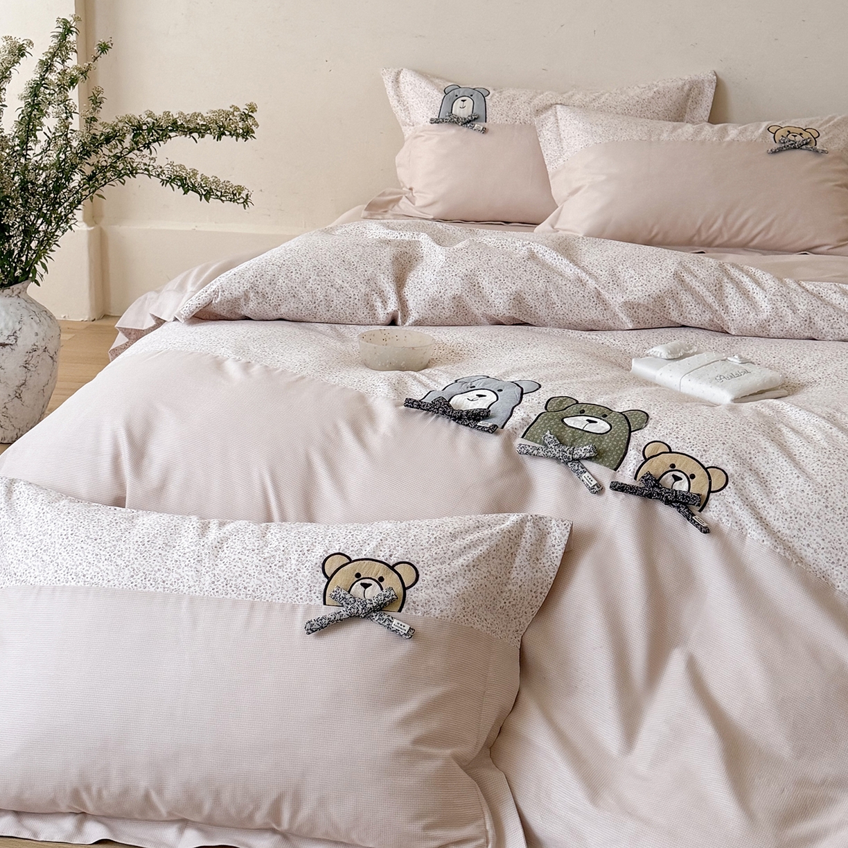 91家纺网 家纺一手货源 找家纺 艾唯希家纺 2026新款全棉贴布绣工艺四件套纯棉可爱卡通-三只小熊系列 三只小熊-粉