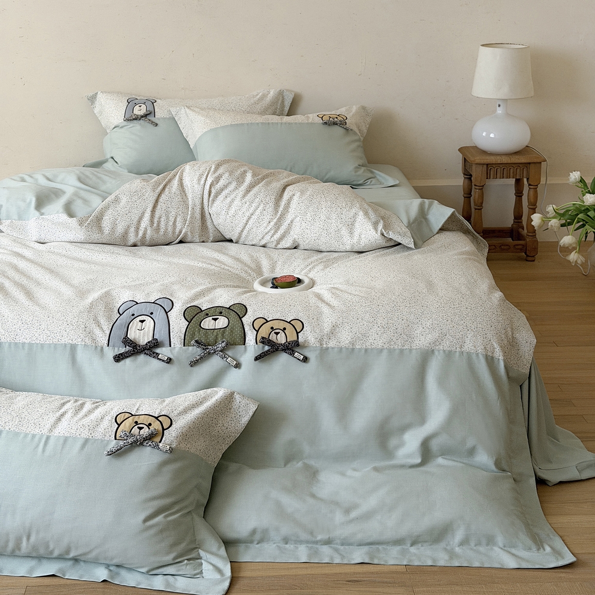 91家纺网 家纺一手货源 找家纺 艾唯希家纺 2026新款全棉贴布绣工艺四件套纯棉可爱卡通-三只小熊系列 三只小熊-绿