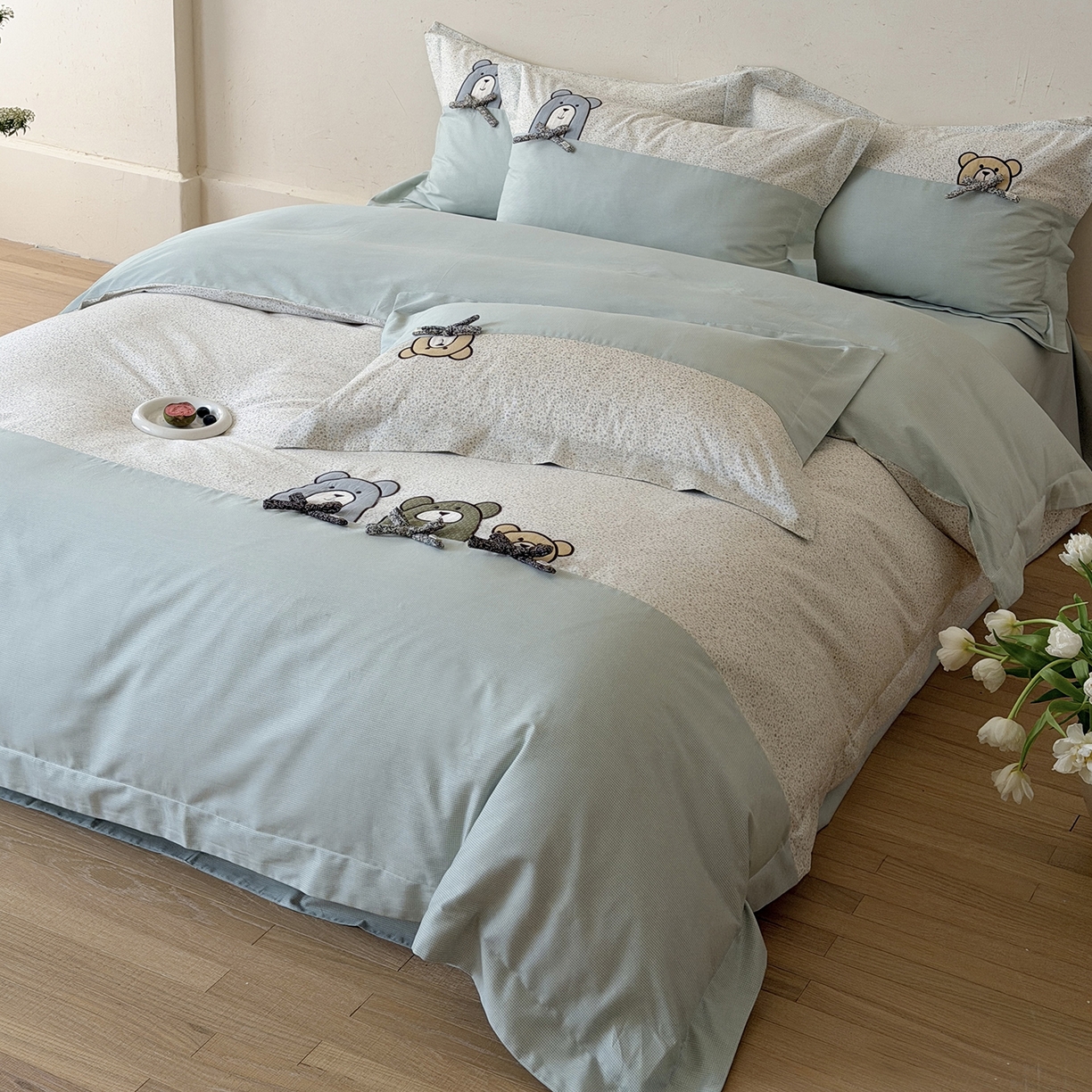 91家纺网 家纺一手货源 找家纺 艾唯希家纺 2026新款全棉贴布绣工艺四件套纯棉可爱卡通-三只小熊系列 三只小熊-绿