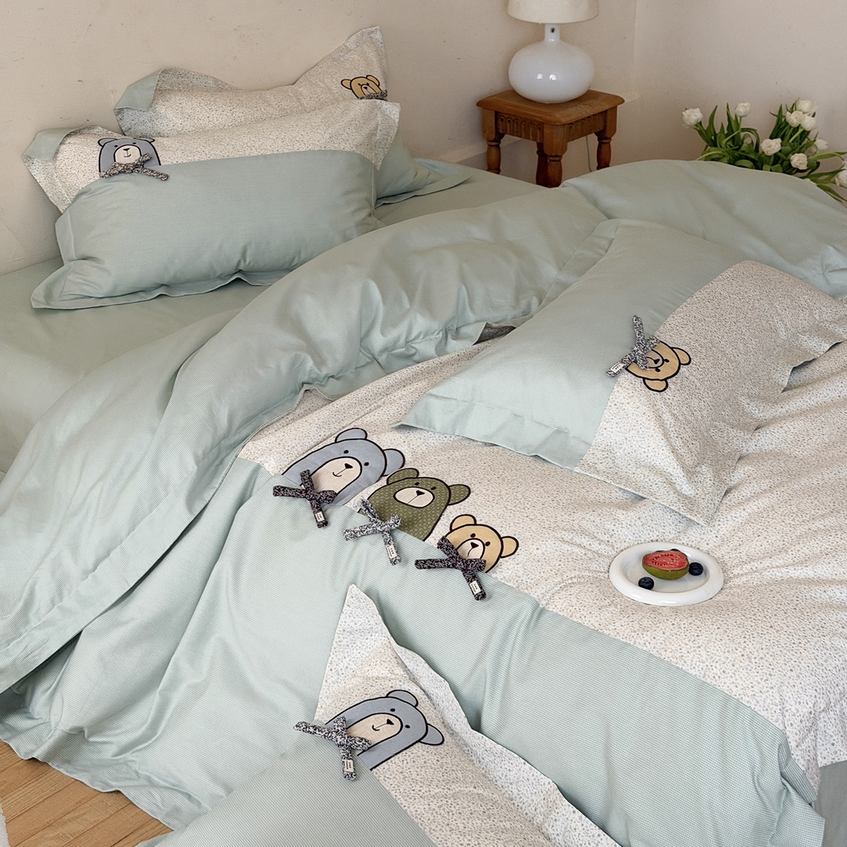 91家纺网 家纺一手货源 找家纺 艾唯希家纺 2026新款全棉贴布绣工艺四件套纯棉可爱卡通-三只小熊系列 三只小熊-绿