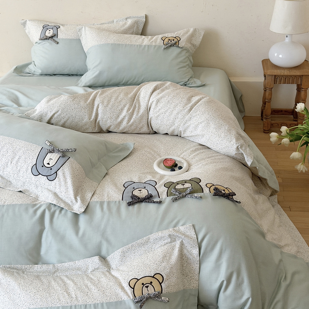 91家纺网 家纺一手货源 找家纺 艾唯希家纺 2026新款全棉贴布绣工艺四件套纯棉可爱卡通-三只小熊系列 三只小熊-绿